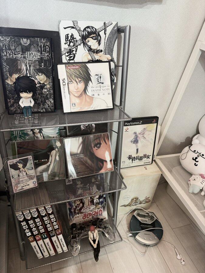 What Happens When Your Partner Doesn’t Understand Your Waifu Shrine? / 恋人があなたの抱き枕神棚を理解できないとき、何が起こる? 3 Anime room decor setup inspired by Death Note, with manga volumes, L figure, and retro game collection showcasing otaku personality